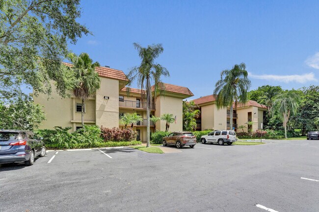 Foto del edificio - 200 Jacaranda Country Club Dr