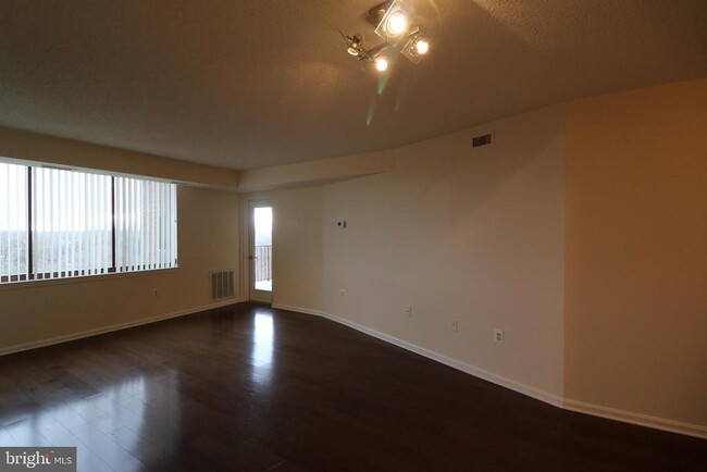 Building Photo - 10101 Grosvenor Pl