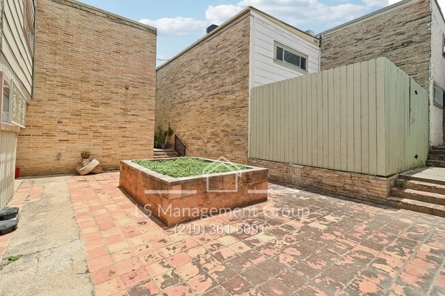 Building Photo - 408 Ira Ave