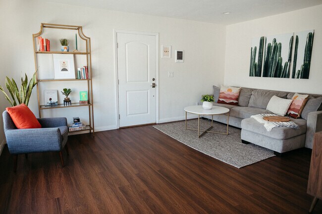Foto del edificio - 4588 Winona Ave