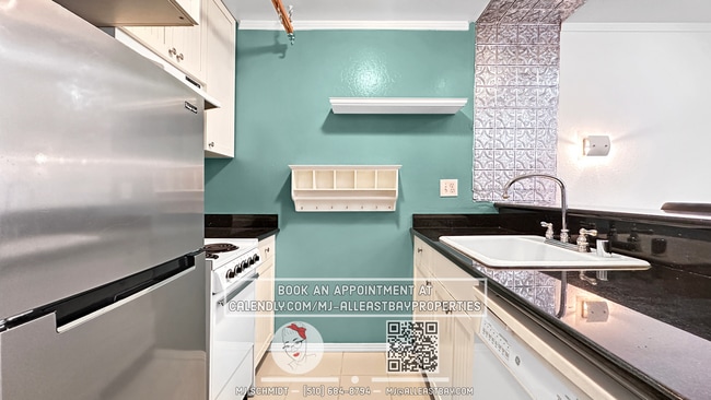 Building Photo - Bright 1 bed/1 bath located in the heart of Rockridge includes water, garbage, 1 parking!