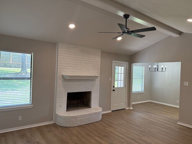 Foto del edificio - Modern Charm – 3 Beds, 2 Baths & More!