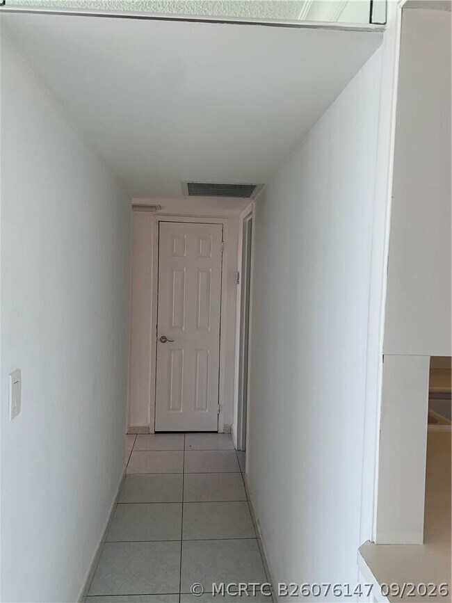 Foto del edificio - 100 Bayview Dr