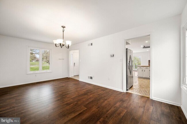Building Photo - 302 Pinebrooke Cir