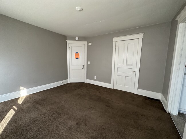 Foto del edificio - 1803 Portage St