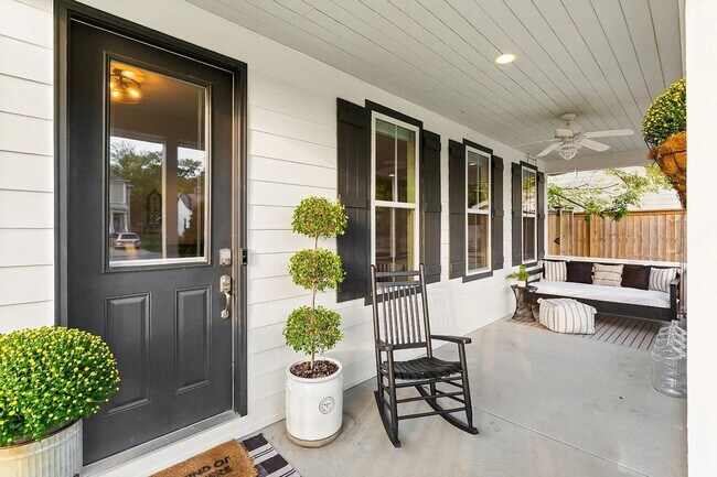 Foto del edificio - Great price for a huge house! CHARMING Sylvan Heights home 4 Bed 4 Bath. Beautiful private backya...