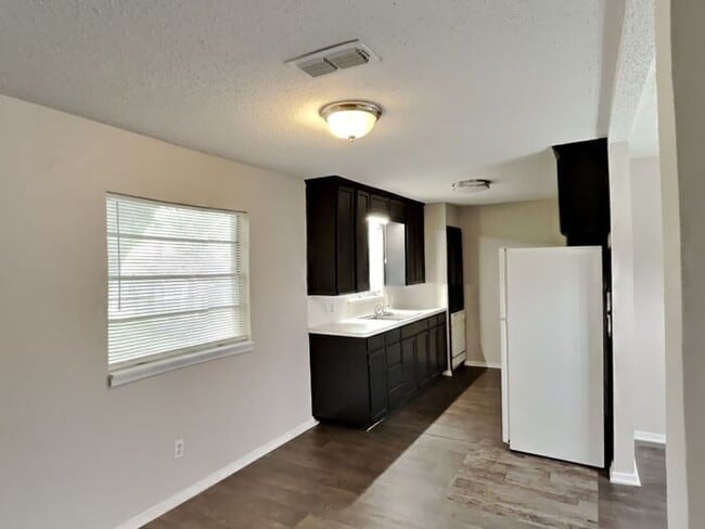 Building Photo - No Application Fees* $500 off 1st months r...