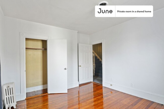 Building Photo - Private bedroom in 6 bed/2 bath Home