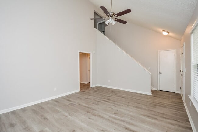 Building Photo - 1612 Picadilly Ct NE