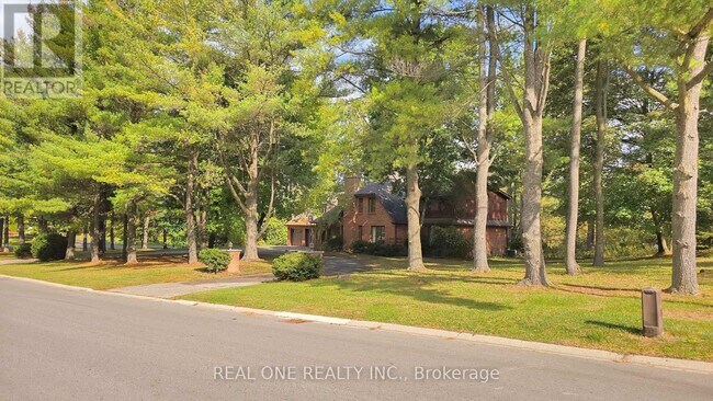 Photo du bâtiment - 465 Woodland Acres Crescent