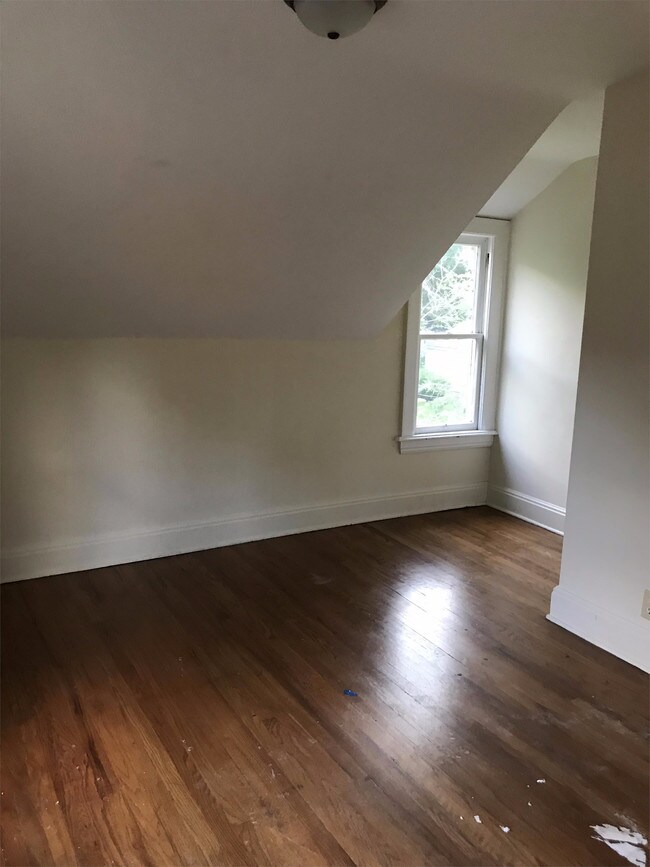 Building Photo - 902 E Dubail Ave