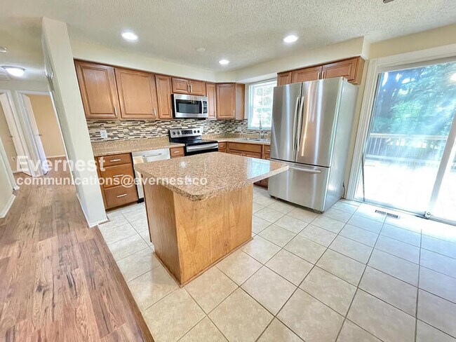Foto del edificio - 3 Bed, 2.5 Bath Home with Fenced Yard & Garage / Pet-Friendly / Available Now!