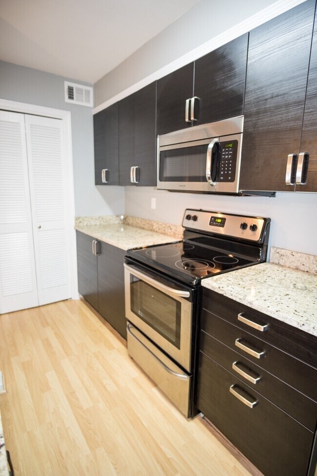 Foto del edificio - Beautifull Top-Floor 2B/2B Condo in Sought...