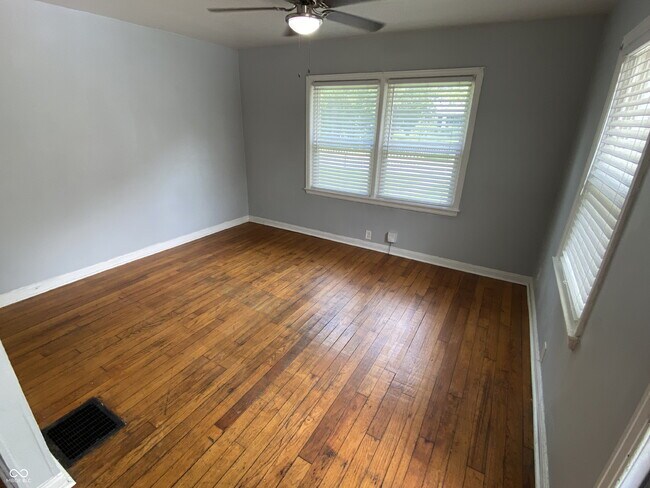 Foto del edificio - 607 N Tibbs Ave
