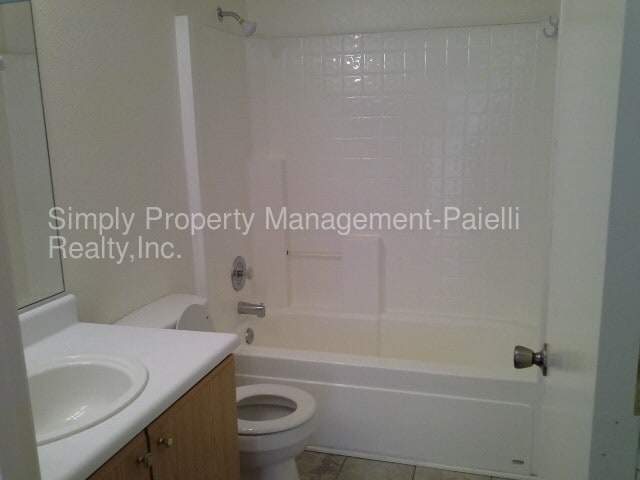 Building Photo - Spacious 3 bedroom 2 bathroom!