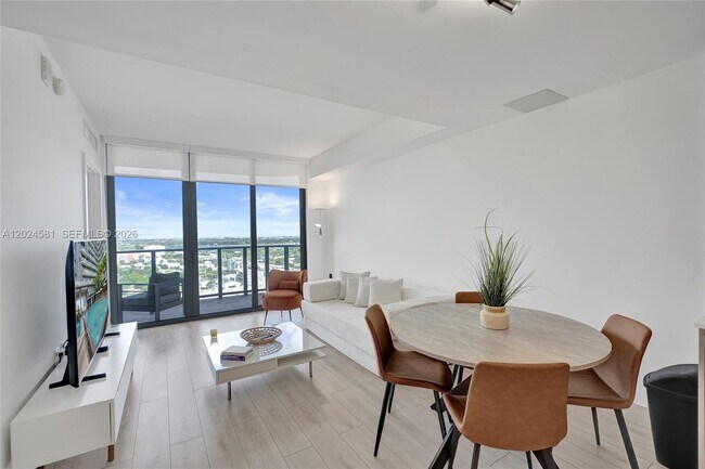 Foto del edificio - 121 NE 34th St