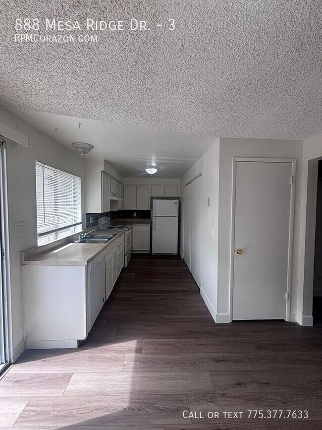 Building Photo - 888 Mesa Ridge Dr