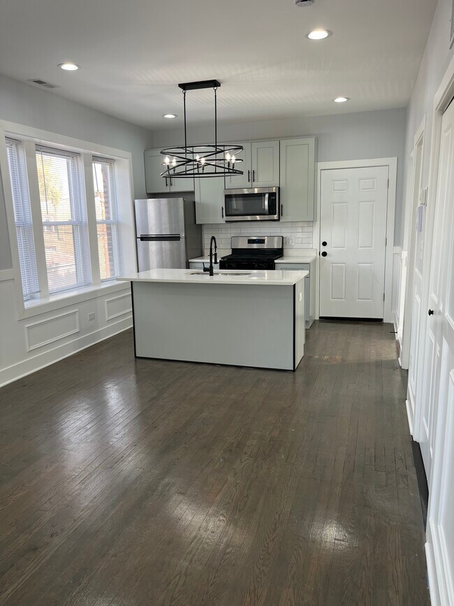 Building Photo - 5033 W Wabansia Ave