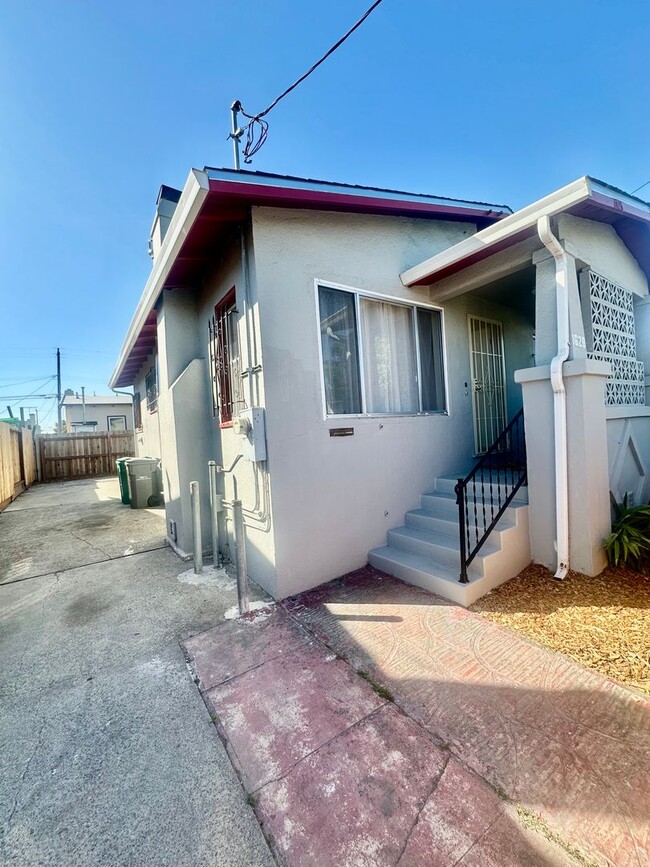 Building Photo - Charming single family home available for ...