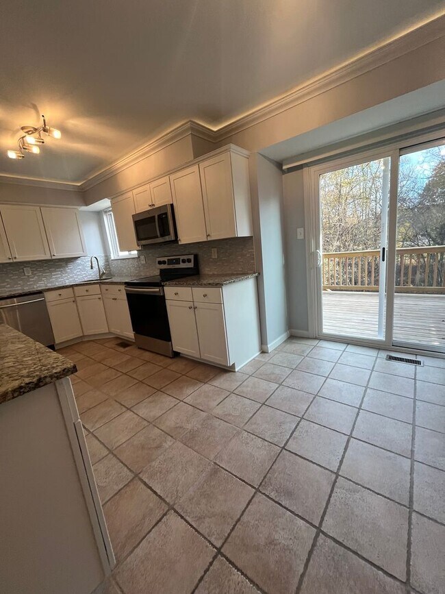 Building Photo - Lovely 4 BR/3.5 BA Townhome in Ellicott City!