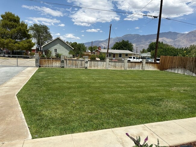 Building Photo - Beautifully landscaped home with modern up...