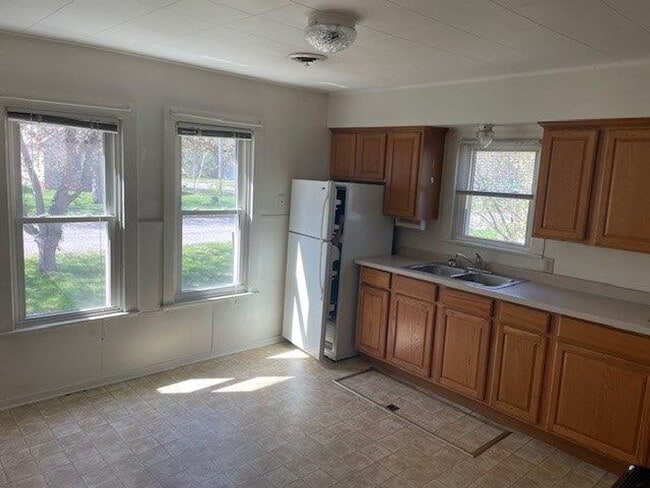 Building Photo - Cozy 2 Bedroom 1 Bath With Detached Double...