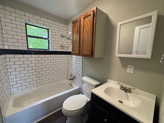 Foto del edificio - Lovely 3 Bedroom 1 Bathroom Home For Rent