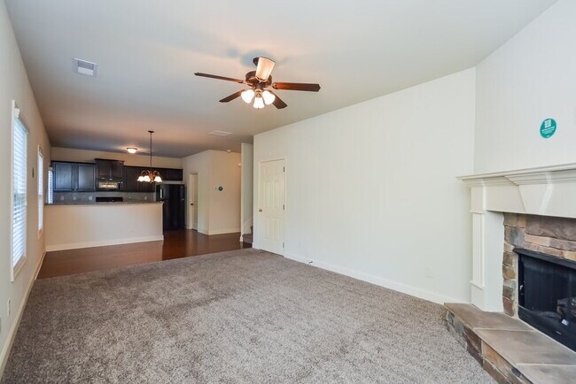 Building Photo - 590 Roland Manor Dr