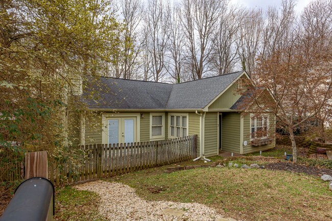 Building Photo - Beautiful Home in a quiet neighborhood