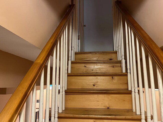 Escaleras al sótano - 3403 Aberdeen St