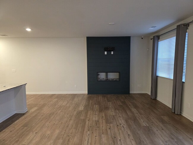 Foto del edificio - Modern & Spacious 3BR End Unit Townhome in...