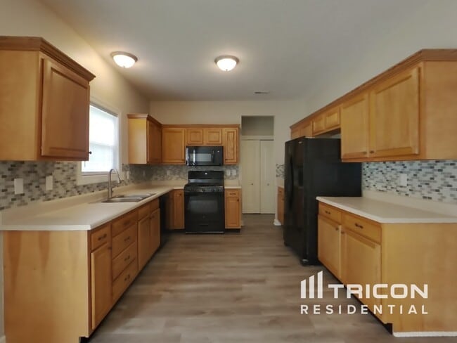 Building Photo - 2990 Parkview Dr