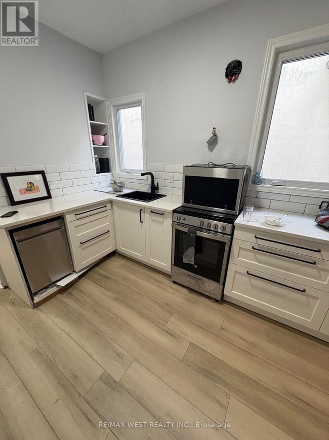 Building Photo - 328 High Park Ave