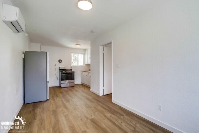 Building Photo - Beautifully Renovated 1Bdm 1Ba Apartment i...