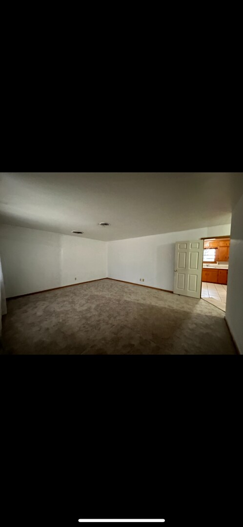 Building Photo - Spacious 2 Bed House! Large backyard!