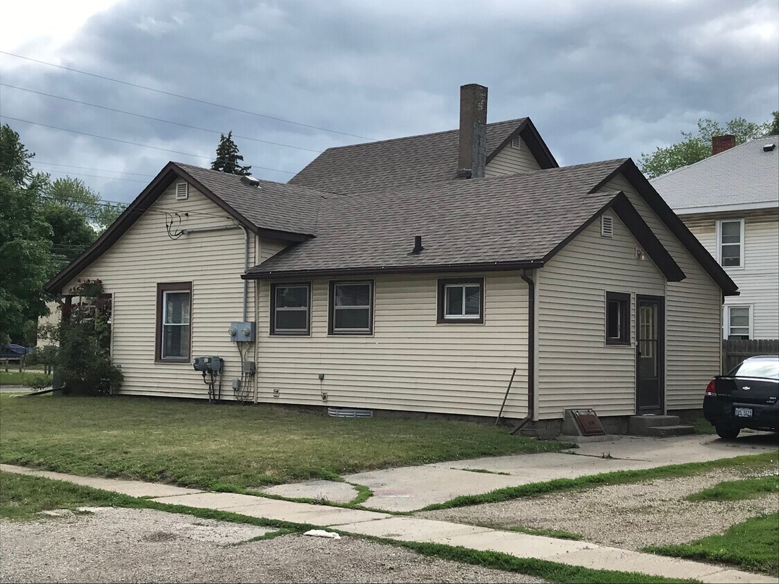 727 Corunna Ave Unit 1, Owosso, MI 48867 Apartments in Owosso, MI