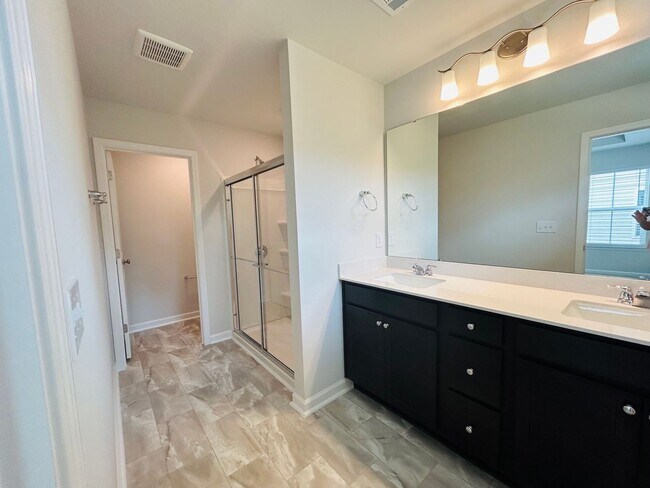 Foto del edificio - Stunning new end-unit 3 bedroom 2.5 bath townhouse in N High Point with attached garage.
