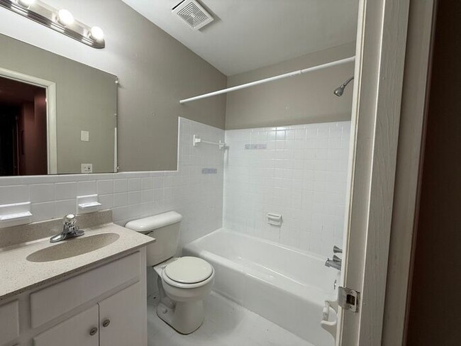 Building Photo - Remodeled 1 Bedroom Apartment!!! Walk to t...