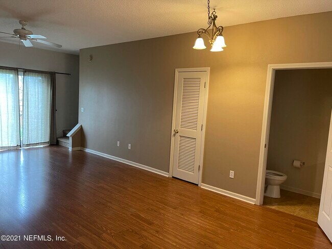 Building Photo - 425 Scrub Jay Dr