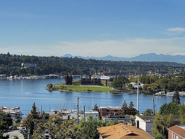 Foto del edificio - 1 Bedroom Eastlake Condo with parking and ...