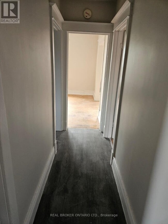 Building Photo - 985 Main St E