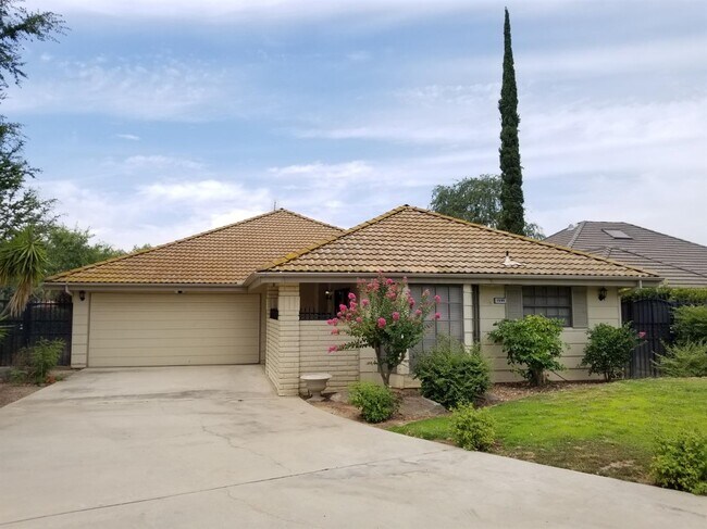 Foto del edificio - 1694 W Bullard Ave