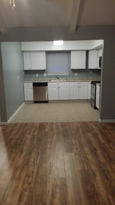 Building Photo - 1601 Yorktowne Dr