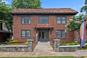 Building Photo - 800-800 Greenwood Ave NE