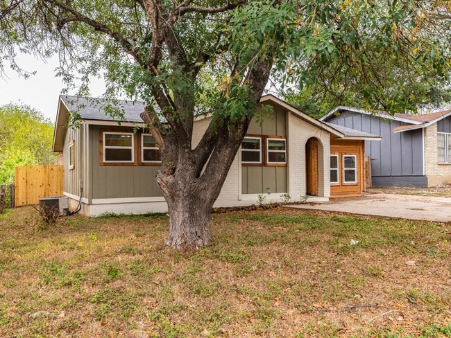 Building Photo - Fully Remodeled 4BR Home in East Austin – Modern Upgrades & Spacious Yard