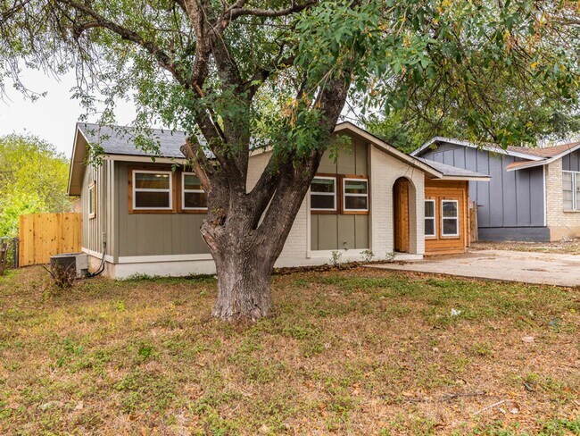Foto del edificio - Fully Remodeled 4BR Home in East Austin – Modern Upgrades & Spacious Yard