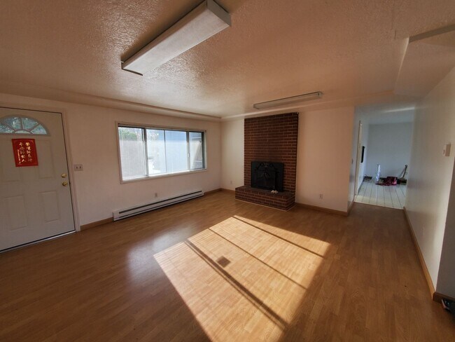 Building Photo - Great Location and recent updates