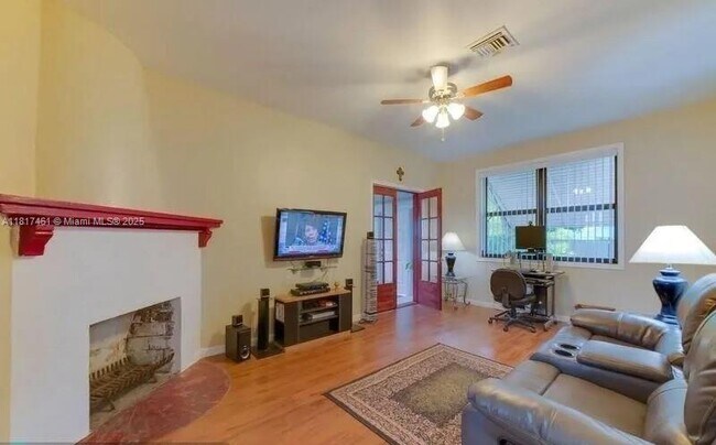 Building Photo - 418 SW 18th Ct