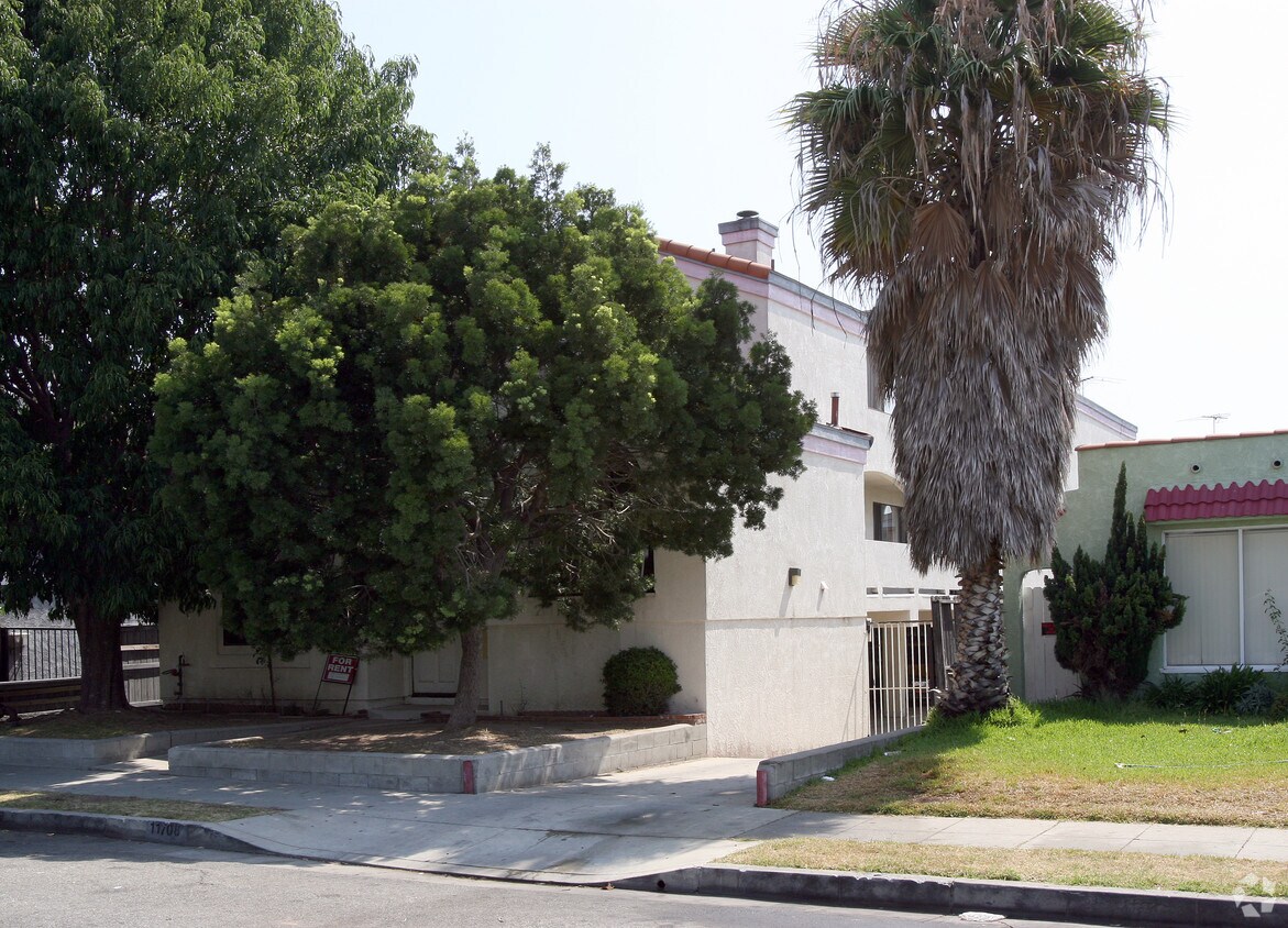 Foto del edificio - 11708 Menlo Ave