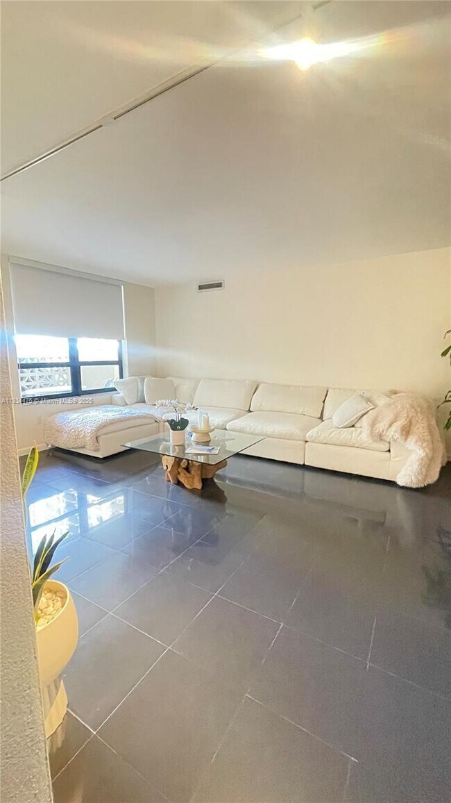 Foto del edificio - 10185 Collins Ave